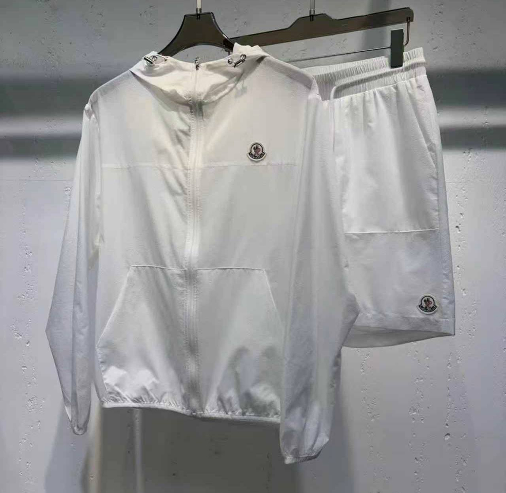 Прогулочный костюм Moncler