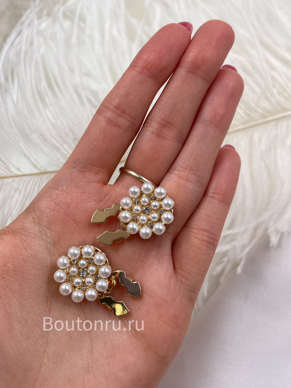 Накладка на пуговицу золотистая с жемчужинами и стразами