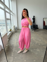 Костюм с силуэтной футболкой в ярко-розовом цвете