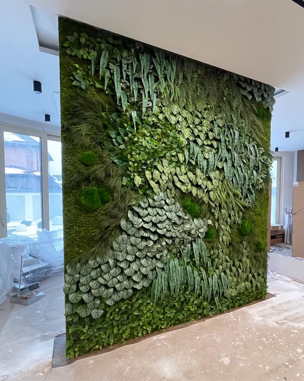 21.02. Вертикальное озеленение искусственными и стабилизированными растениями и мхом.