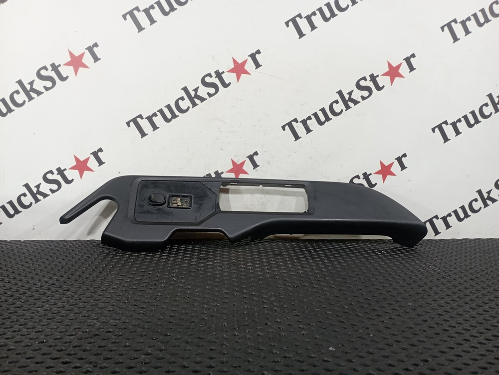 Накладка двери правая 2020г