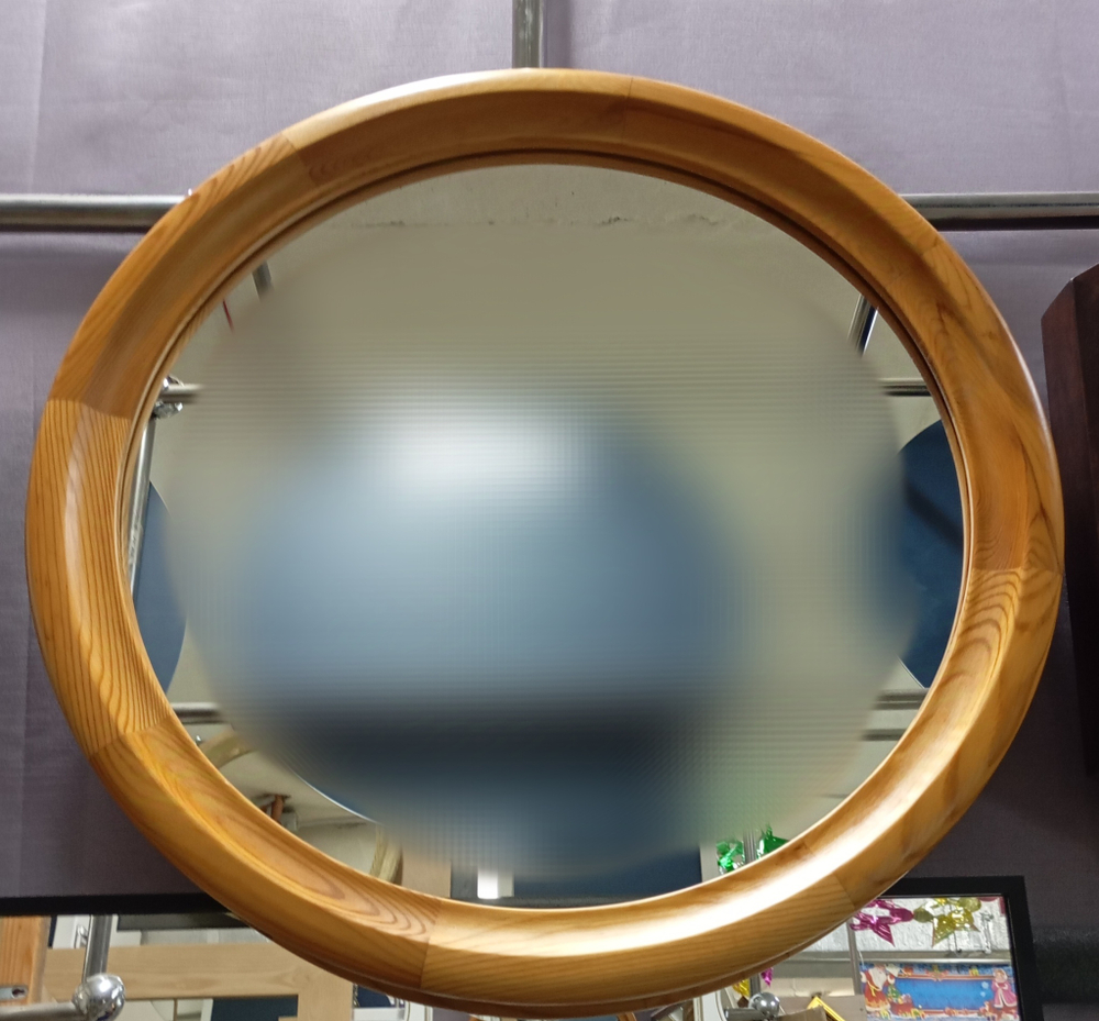Зеркало круглое в деревянной раме