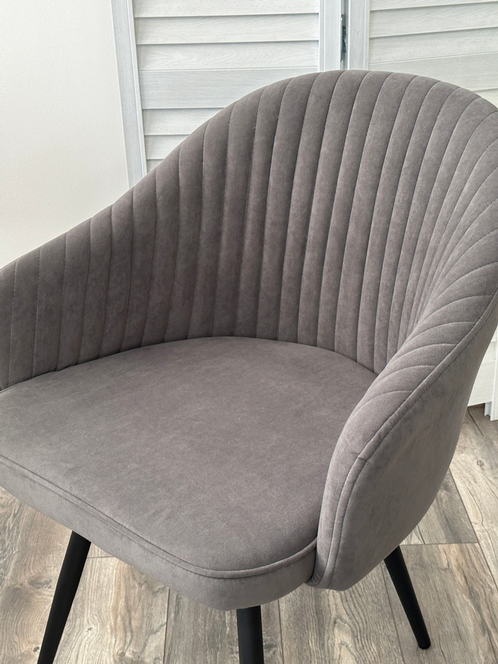 Стул М-City DISAUR Авиор (Avior) поворотный на поворотный на 360 градусов, B28 темно-серый, Велюр, Черный каркас