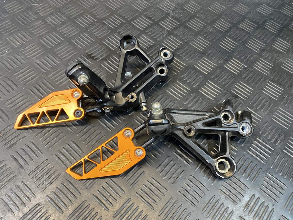 Подножки водительские KTM 250 Duke 2020 (с кронштейнами)