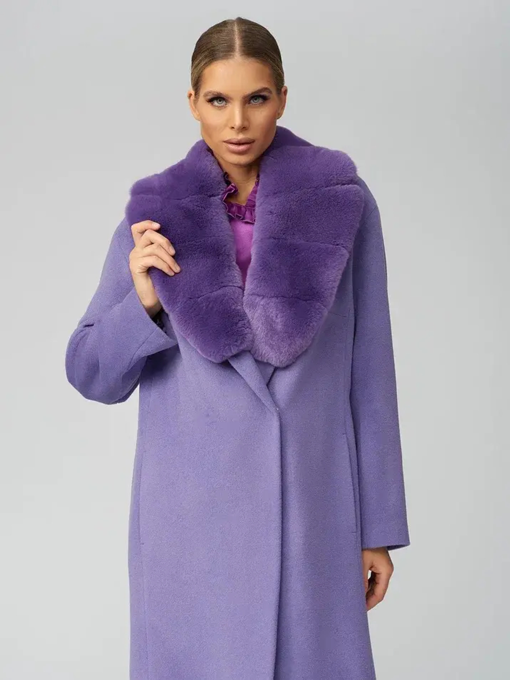 Женское шерстяное пальто с меховым воротником