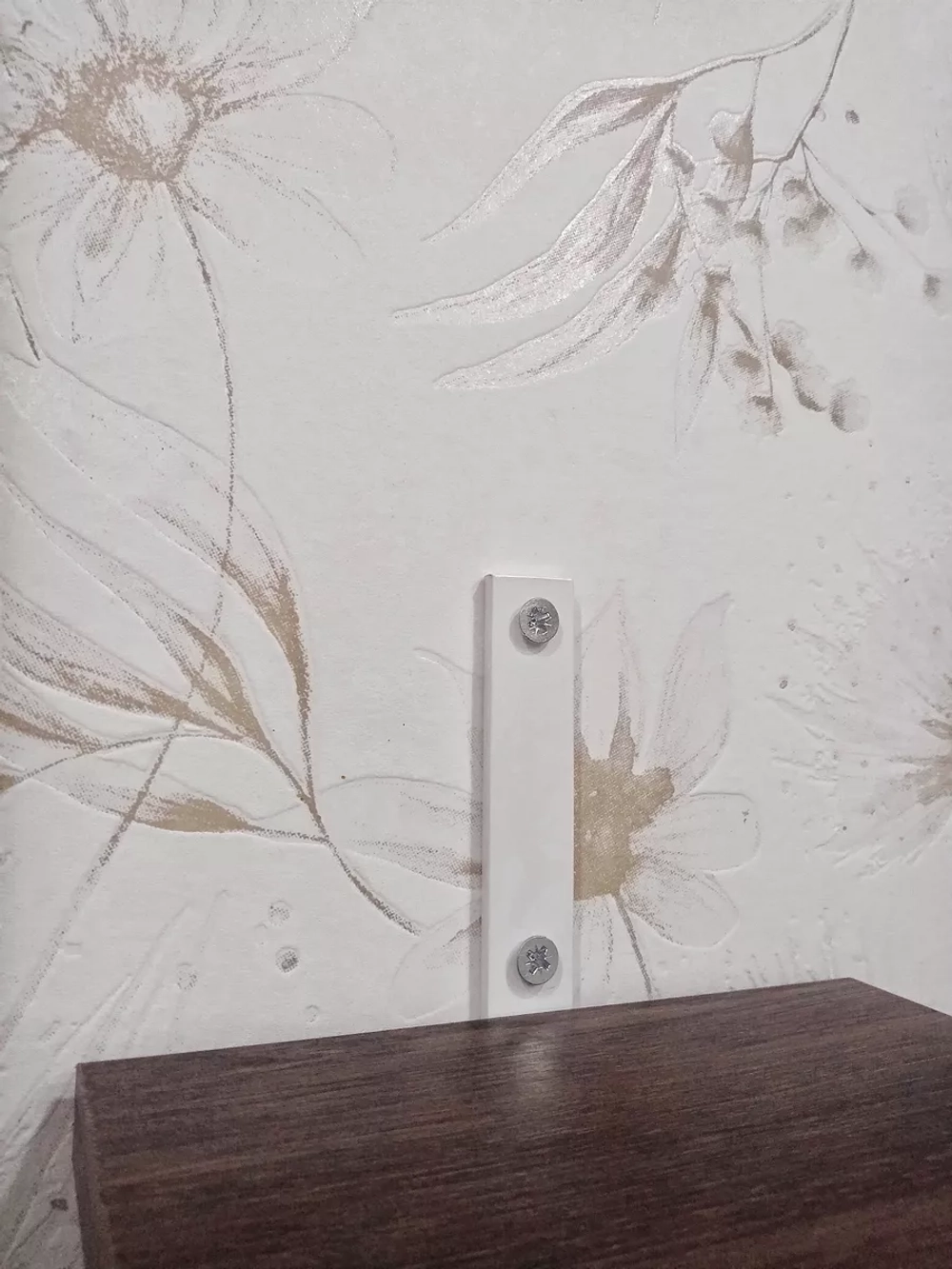 Полка настенная маленькая на кронштейне