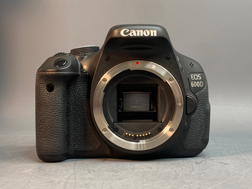 Canon 600D kit 18-55mm 3.5-5.6 IS ll 15.700 кадров