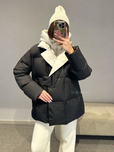 Черный пуховик со съемной манишкой-капюшоном