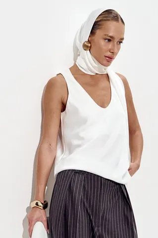 Майка из атласа с глубоким вырезом кремового цвета
