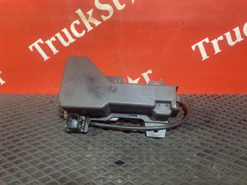 Замок капота