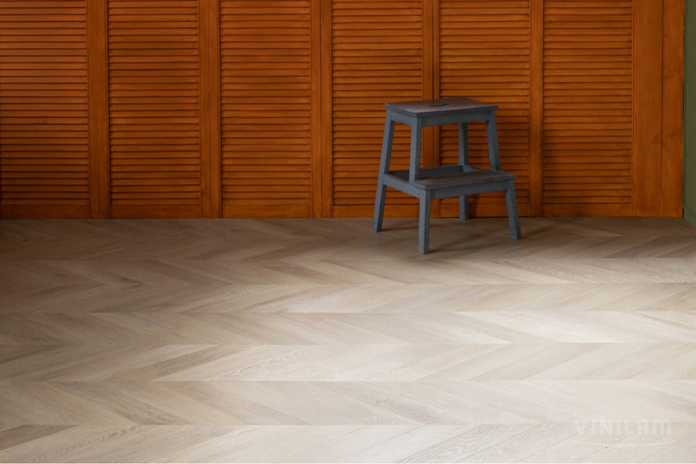 Кварцвиниловая плитка VINILAM PARQUET CHEVRON Шеврон Сезар RI4445118CL4 - Магазин напольных покрытий в Екатеринбурге. MAXI ПОЛ.