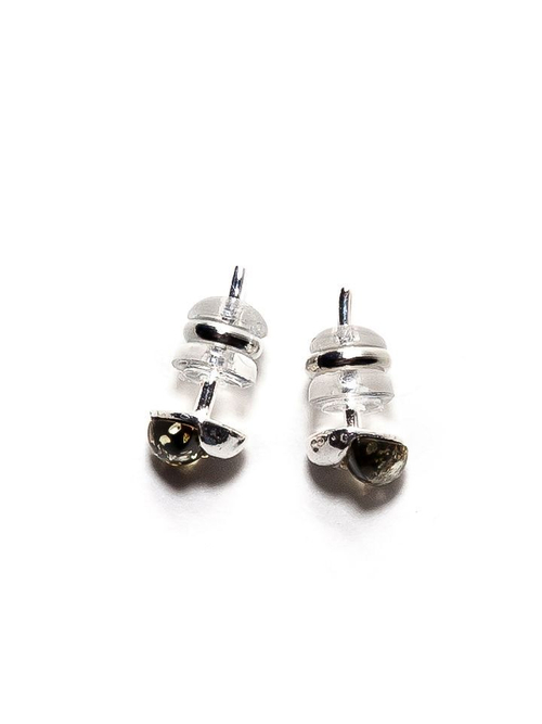 Серьги пусеты с натуральным зеленым янтарем. Гвоздики серьги с янтарем