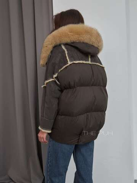 Коричневый комбинированный пуховик с капюшоном и мехом песца