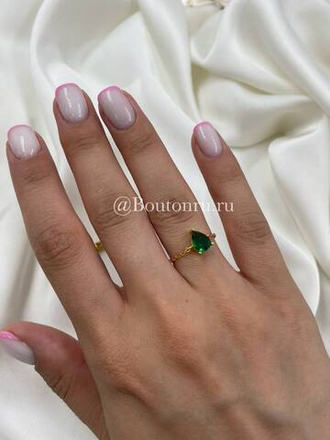 Кольцо золотистое на цепочке с зеленым стразом