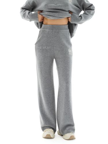 Серый вязаный костюм с вышивкой