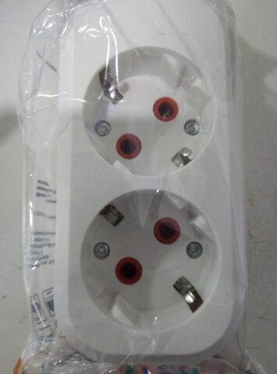 Колодка розеточная 2 гнезда с землей 16А 250В белая серии "Народная"