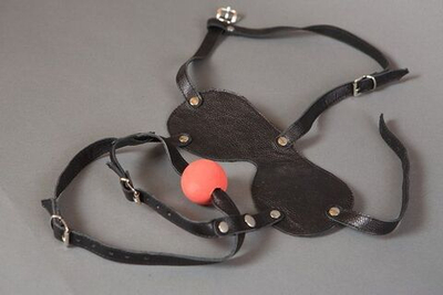 Чёрная маска-сбруя с кляпом-шаром (Цвет: черный)