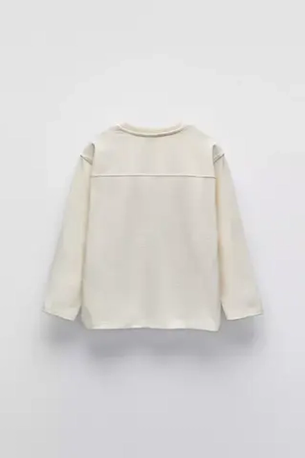 ZARA ФУТБОЛКА С ВЫШИВКОЙ НА РУКАВАХ, ЭКРЮ