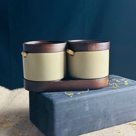 Lenardi 235-074 Набор из 2 баночек 9см с ложками на подставке в под.уп.(х24)