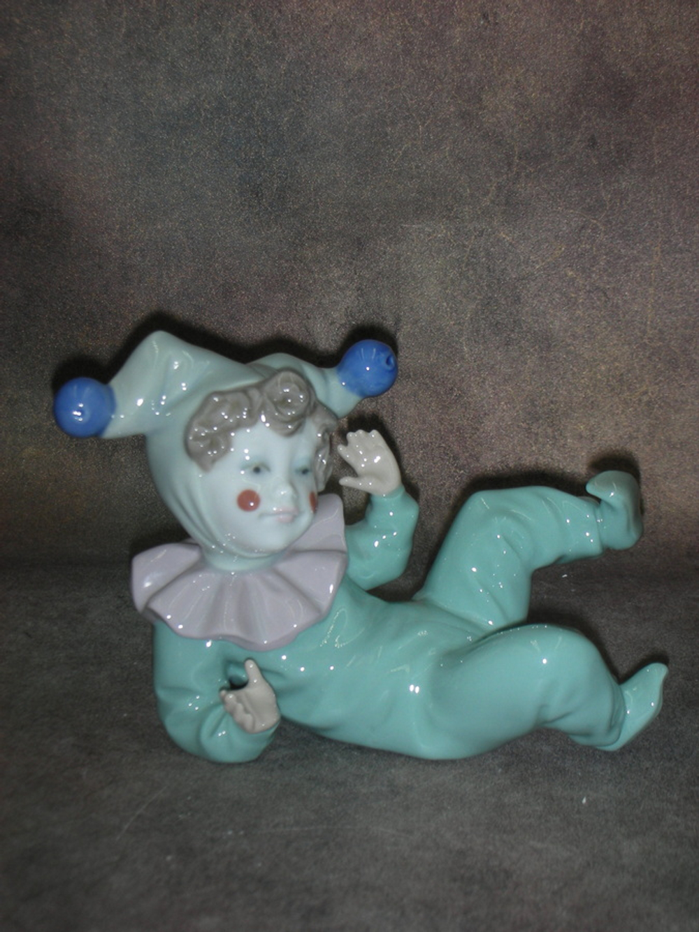 Статуэтка. Фарфор. Клоун Маленький шут упал. NAO. Испания