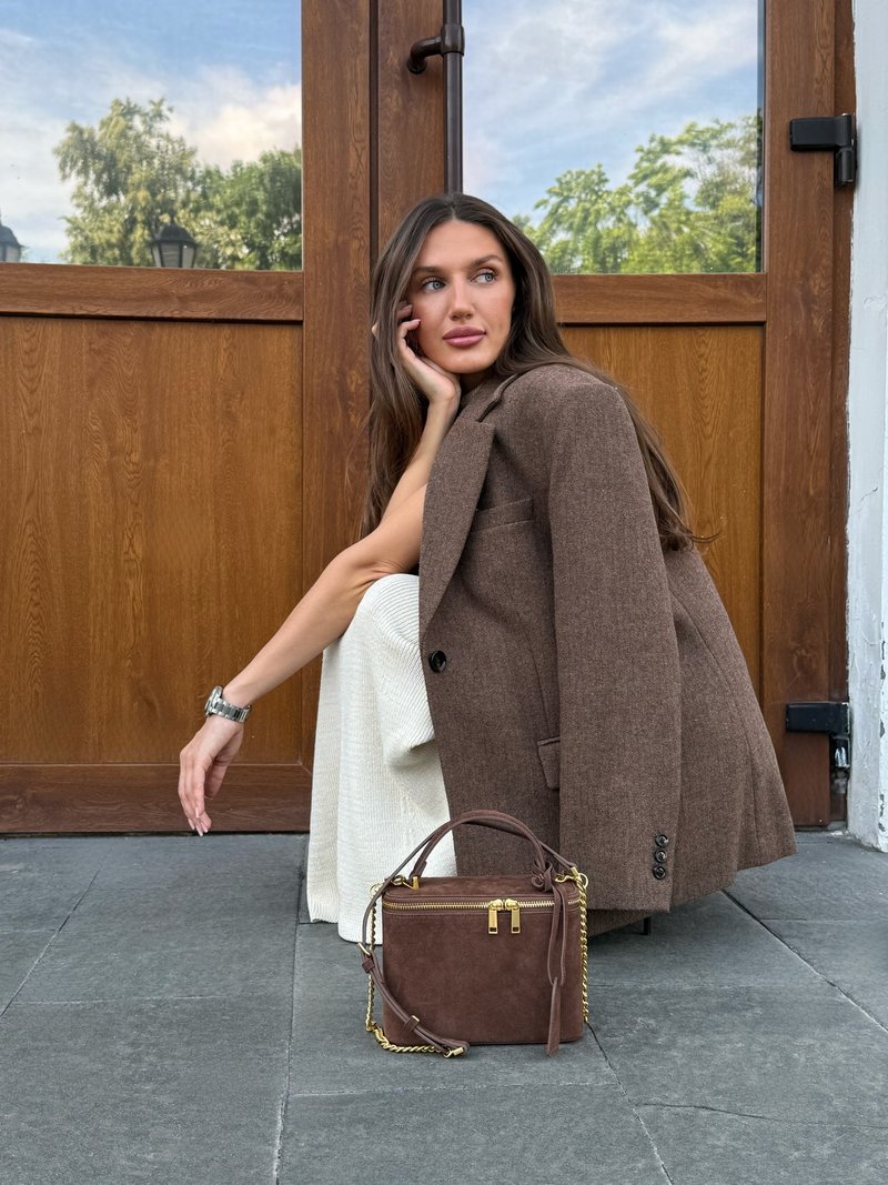 CONNIE шоколадная - пятно на замше сбоку сумки и на дне 45