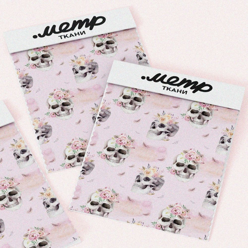 Ткань сатин черепа в цветах на розовом