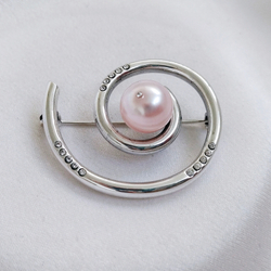 "Эол" брошь в серебряном покрытии из коллекции "Жемчужная" от Jenavi с замком булавка