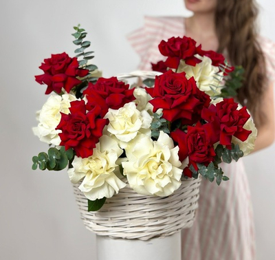 Bouquet of 25 red and white French roses in a basket