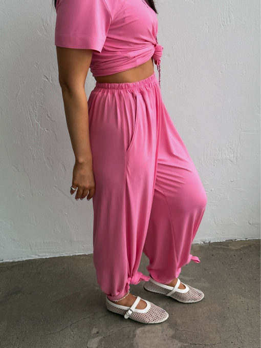 Костюм с силуэтной футболкой в ярко-розовом цвете