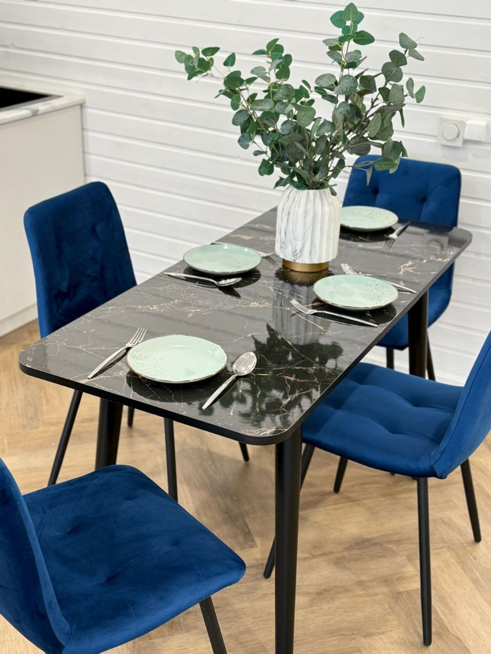 Кухонный раздвижной стол "Черный мрамор Марквина" и 4 стула Дублин