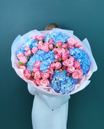 Букет из голубой гортензии и кустовой розы(00383)