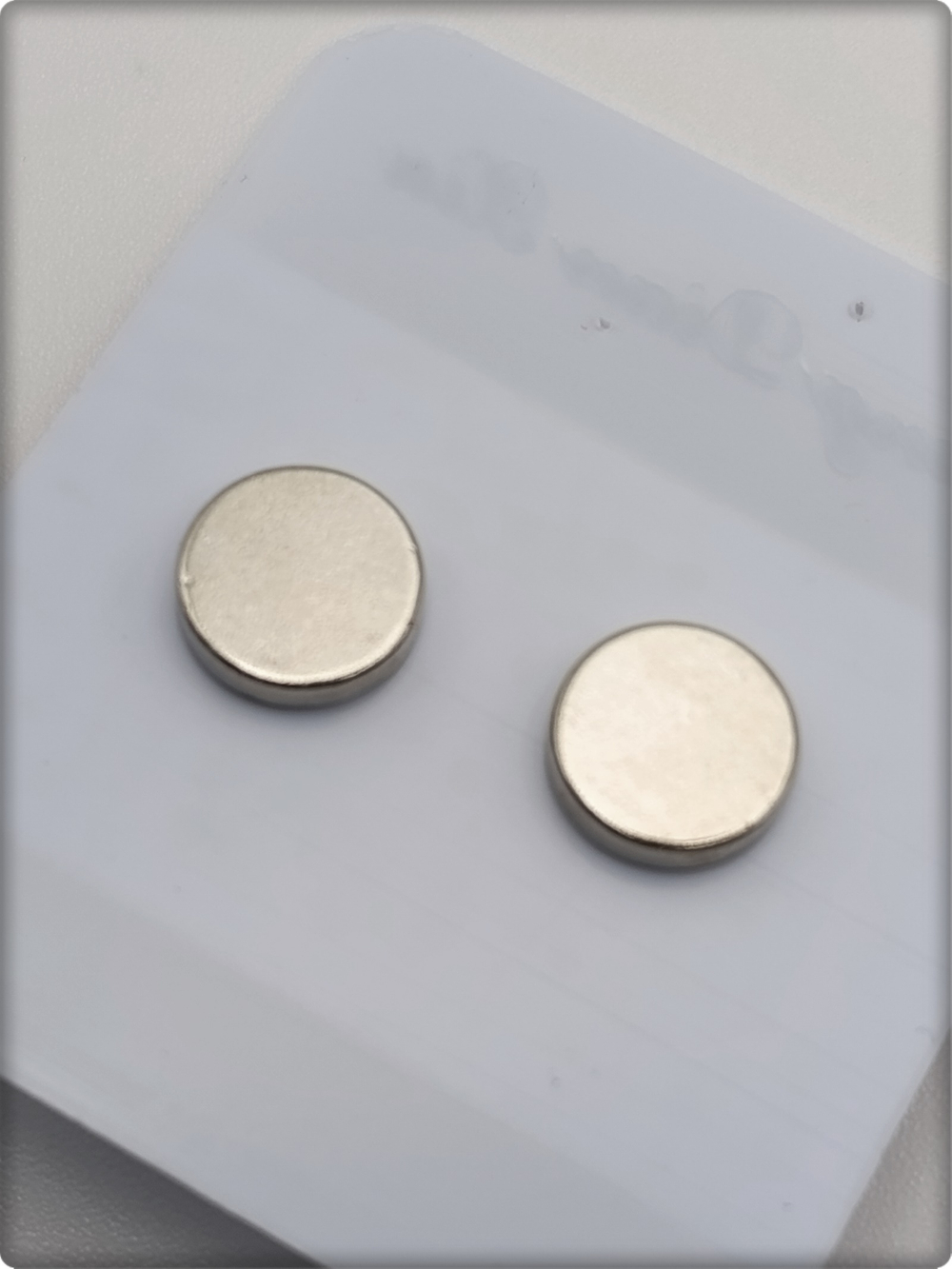 Клипсы на магнитах, серия "Глазки" (10мм). Без прокола ушей. Цена за пару. Бижутерия.