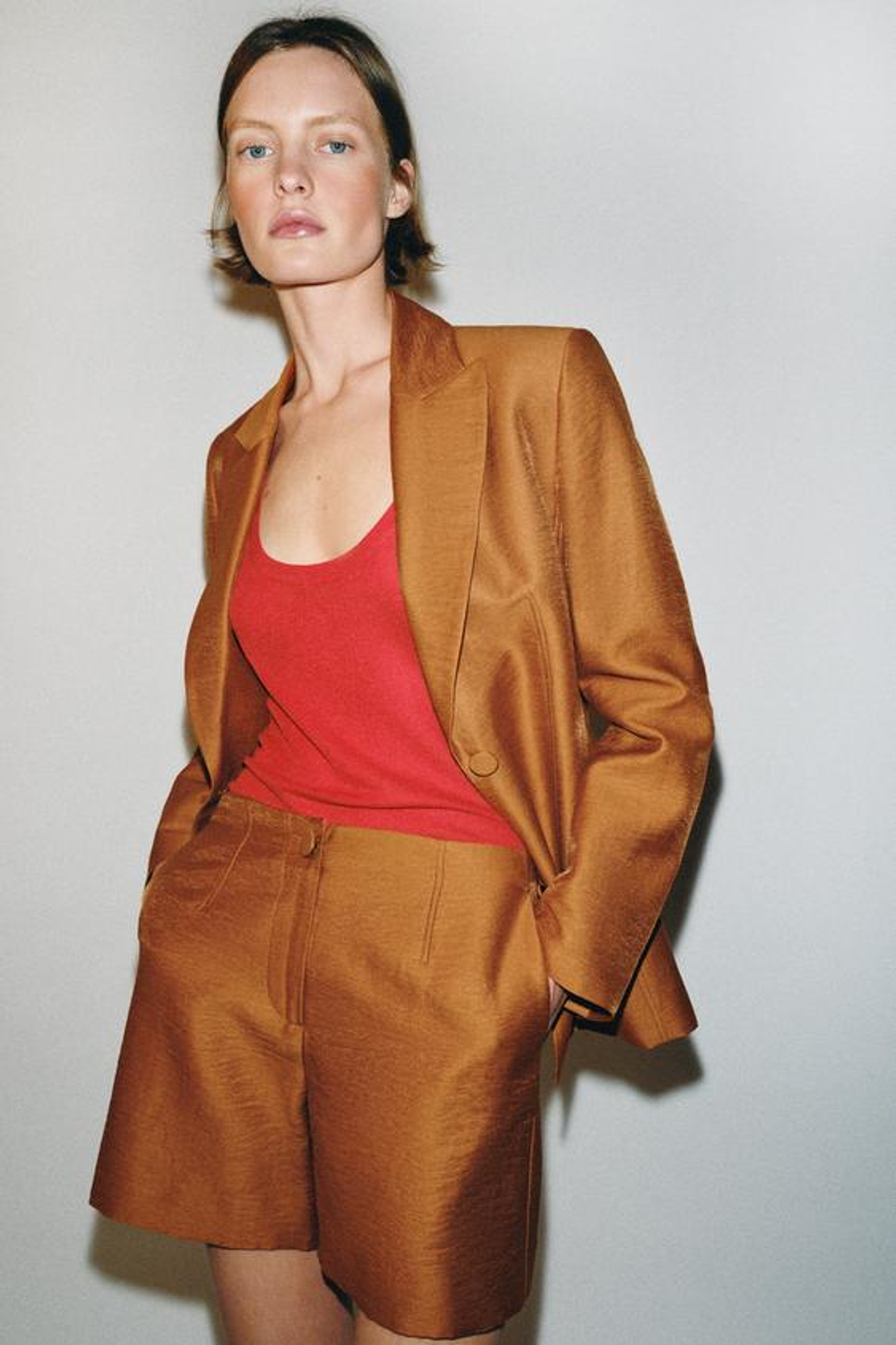 ZARA ШОРТЫ ИЗ ЛЬНА С ОБТЯНУТОЙ ПУГОВИЦЕЙ, ЖЕЛТЫЙ КАРРИ