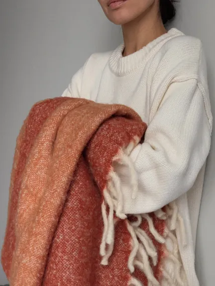 Плед мохеровый over horizon терракотового цвета из коллекции trendy ruffles, 130х180 см