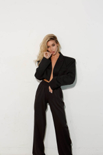 Жакет укороченный мужского кроя с широкими плечами, черный