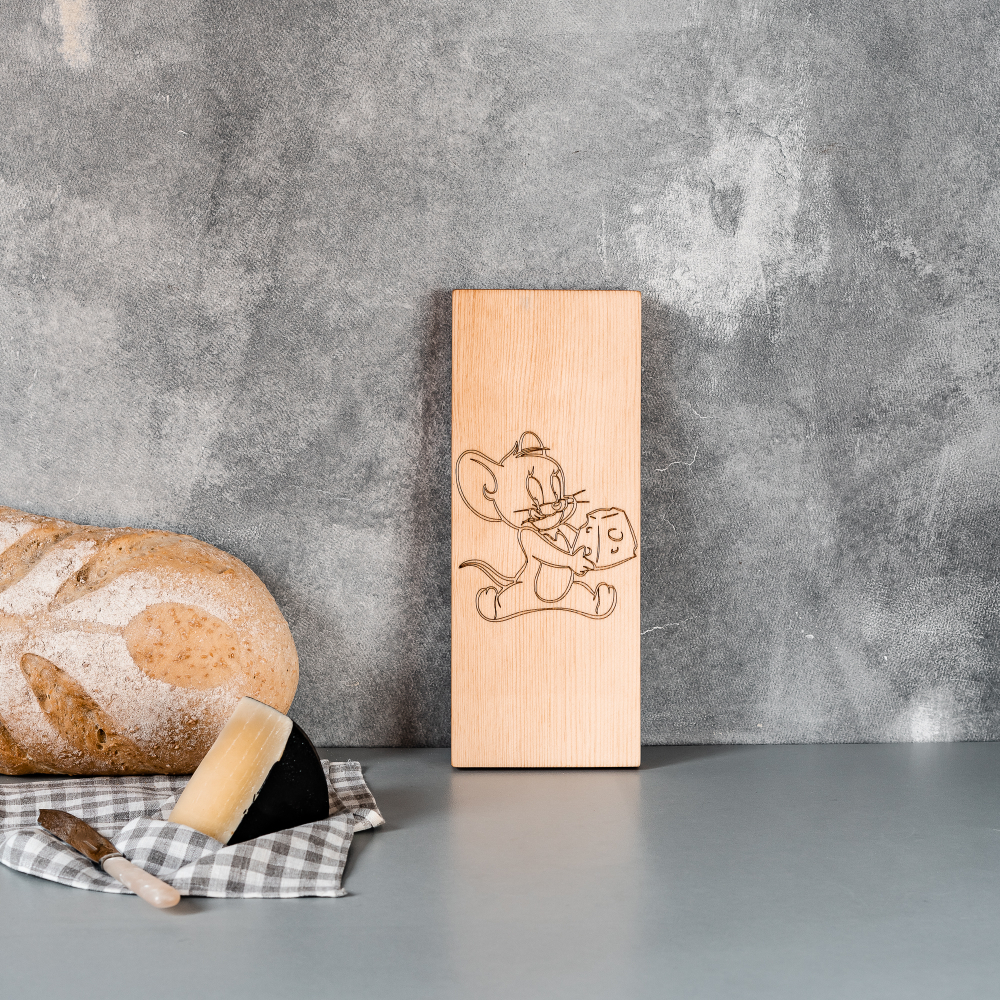 Деревянная разделочная доска из древесины сибирского кедра для мяса с гравировкой "сыр" RD30