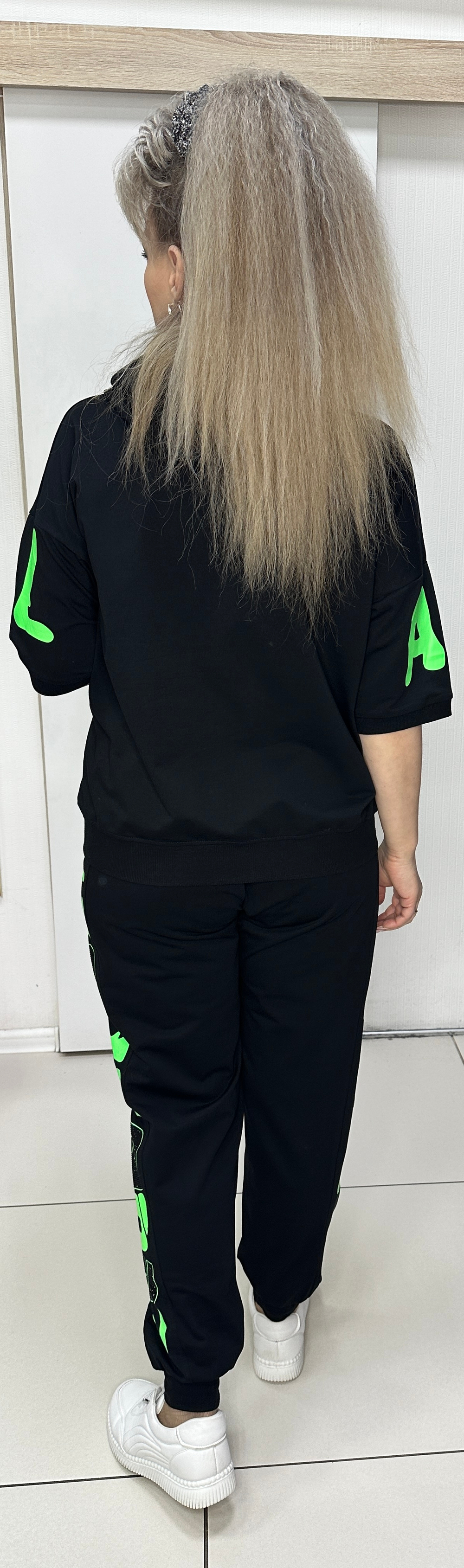 Яркий, спортивный костюм с неоново-салатным принтом