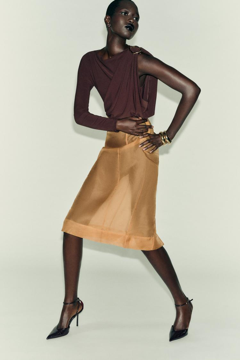 ZARA БОДИ С БРОШЬЮ ИЗ СТРУЯЩЕЙСЯ ТКАНИ, ТЕМНО-КОРИЧНЕВЫЙ