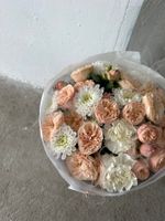 Букет сборный с нежной кремовой кустовой пионовидной розой