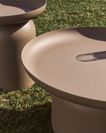 Уличный столик Arcola из алюминия цвета таупе, диаметр 70 см