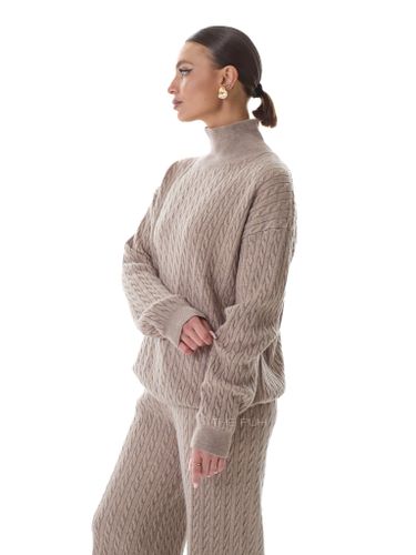 Трикотажный костюм цвета капучино в косичку