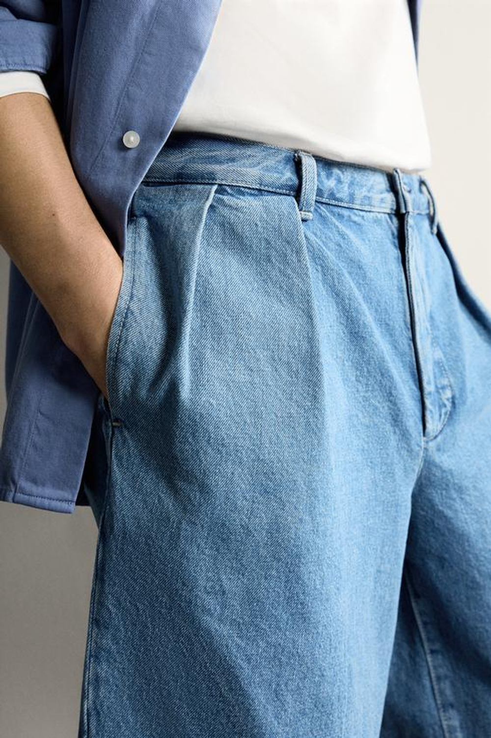 ZARA ДЖИНСОВЫЕ ШОРТЫ ЧИНОС СВОБОДНОГО КРОЯ СО СКЛАДКАМИ, СИНИЙ