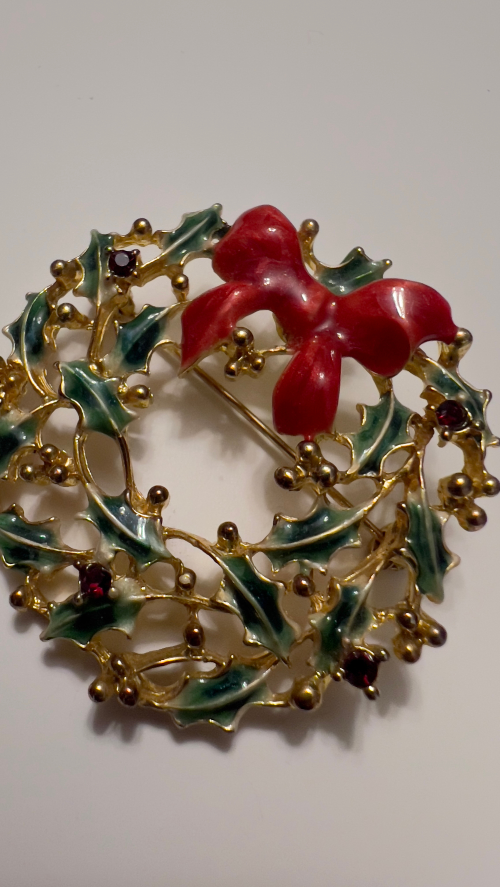 Новогодняя брошь веночек с бантом