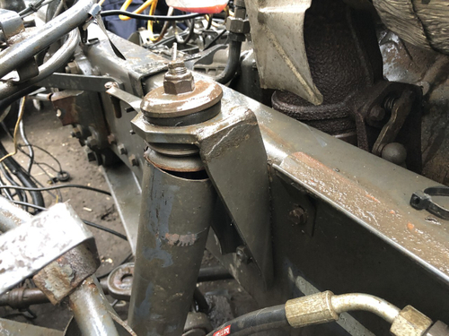 Кронштейн амортизатора переднего