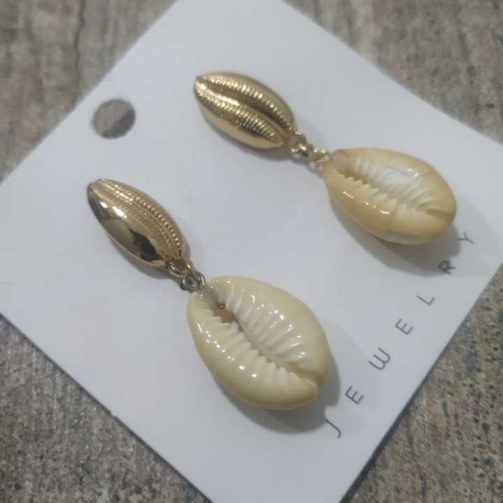 Серьги-гвоздики Ракушка Каури двойная металл золотистый