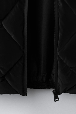 ZARA ЛЕГКОЕ СТЕГАНОЕ ПРОРЕЗИНЕННОЕ ПАЛЬТО, ЧЕРНЫЙ