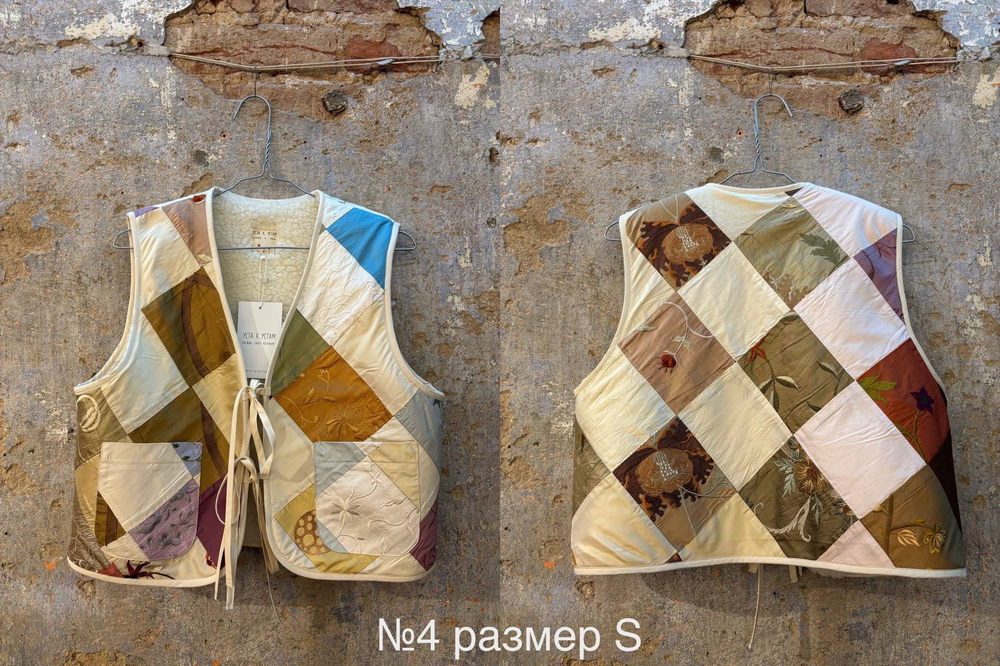 Жилет на двух завязках из шелка с мехом