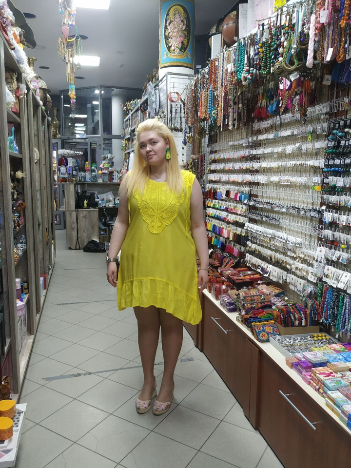 Сарафан с капюшоном Meet c вышивкой, удлиненный сзади, цвет желтый вискоза