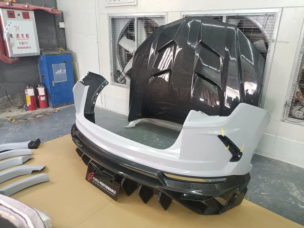 Широкий карбоновый обвес для Lamborghini Urus с коваными дисками Ламборгини Урус