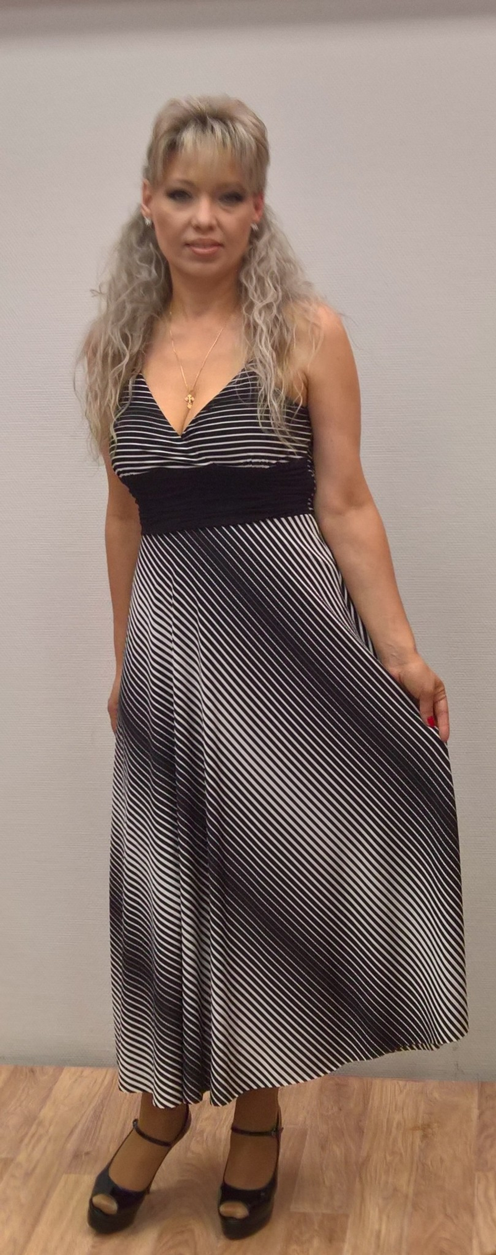 Нарядное платье на бретельках с драпировкой и полоской